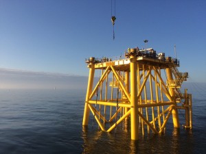 El monitoreo estructural marino es el proceso de medir la carga ambiental y estructural en plataformas, turbinas eólicas marinas, bocas de pozo y elevadores, lo que genera ahorros de costos al extender la vida operativa y brindar garantía de integridad a largo plazo.